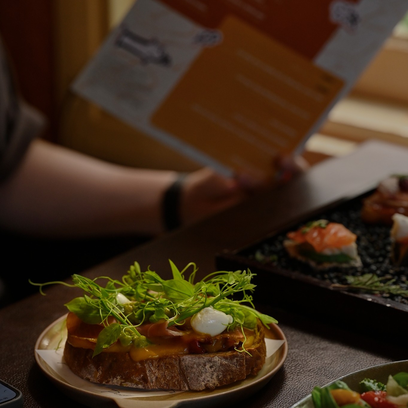 A TABLE IN THE MIDDLE OF THE DAY — photo 3