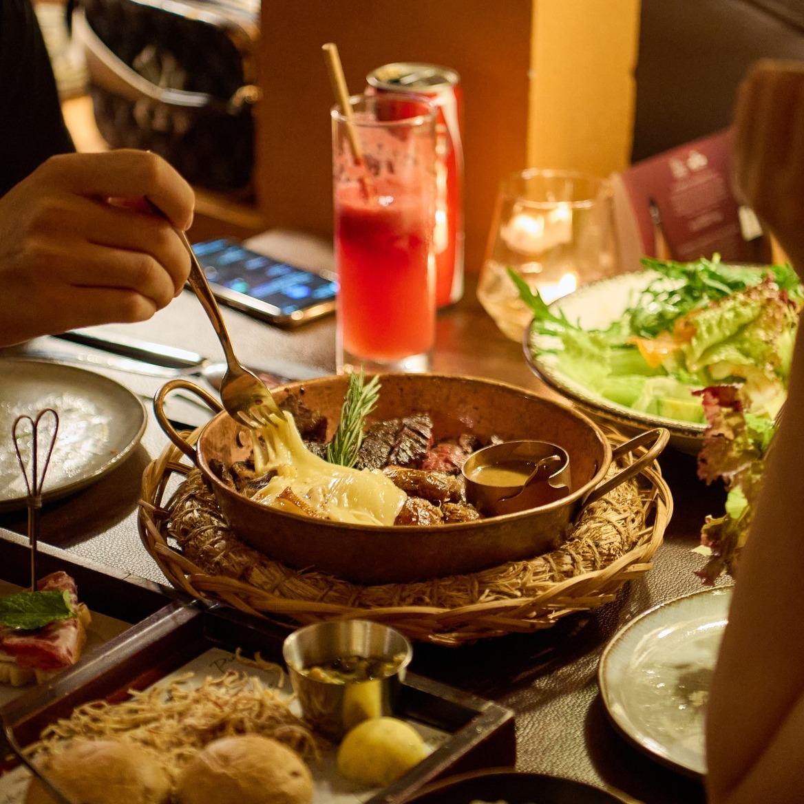 A WARM TABLE IN DECEMBER — photo 3