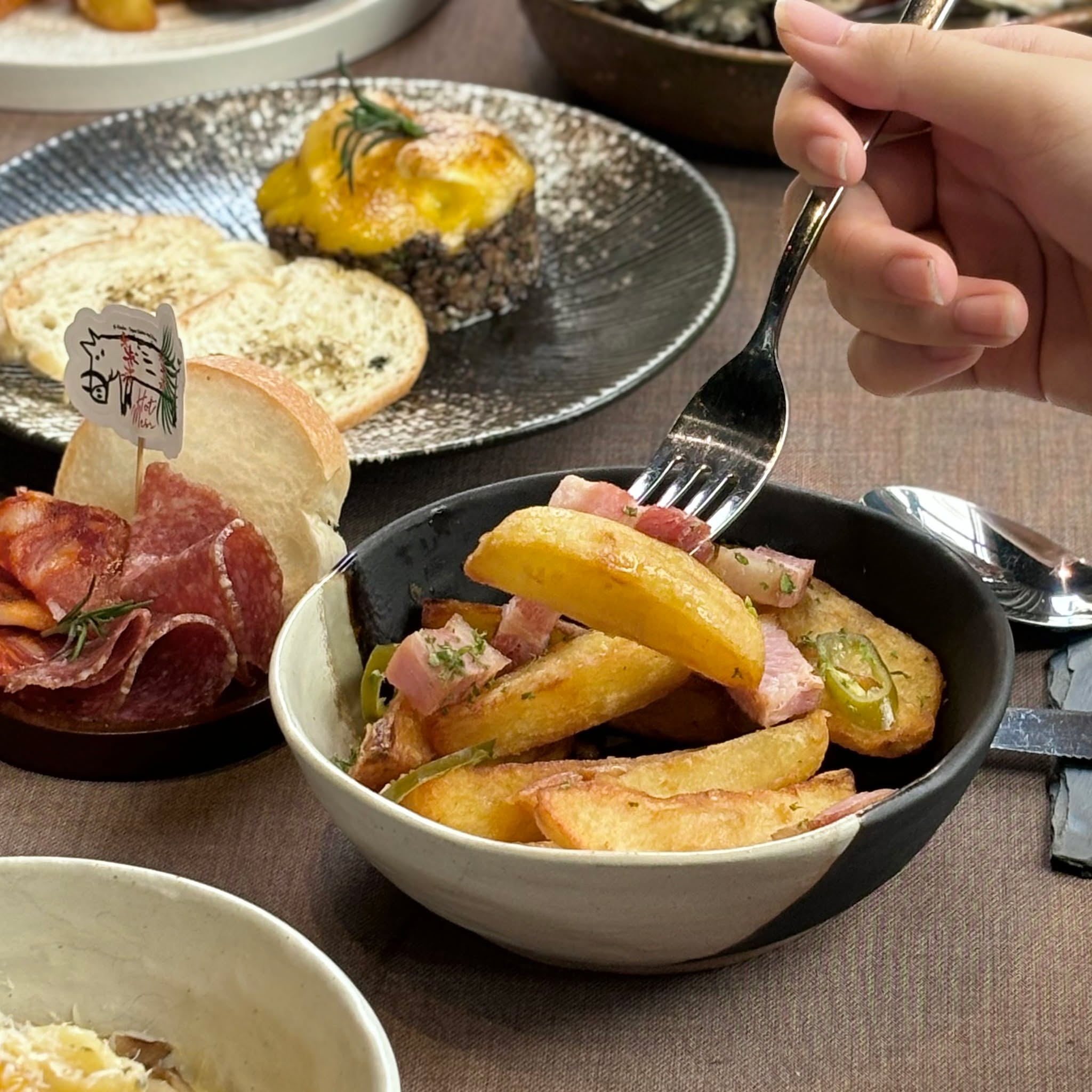 HOLIDAY AT THE TABLE — photo 3