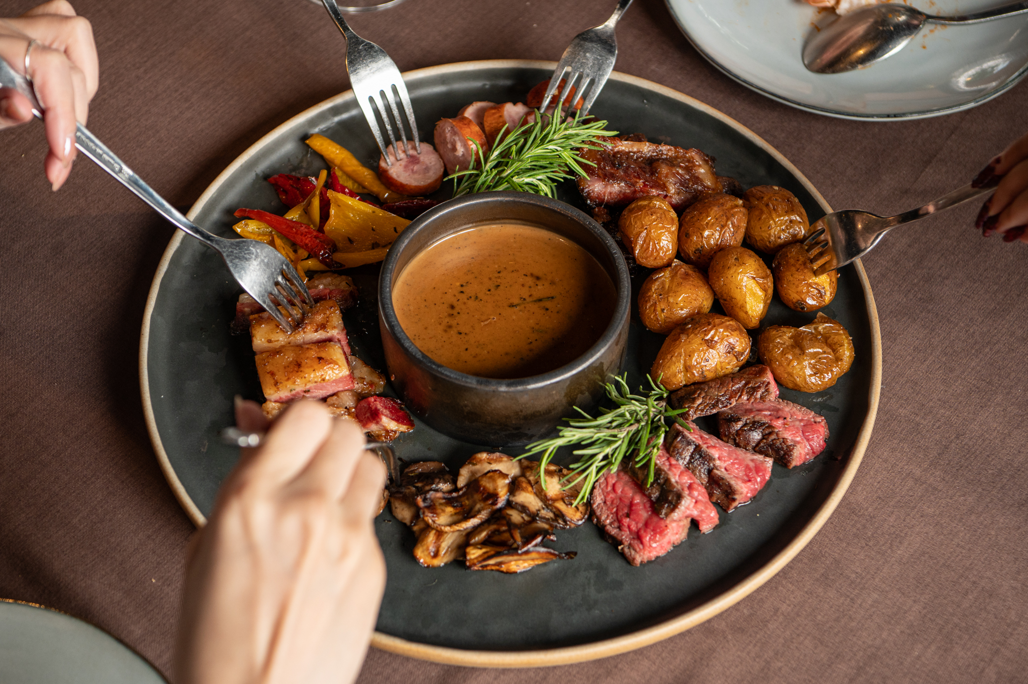 A TABLE FOR THE WEEKEND — photo 2